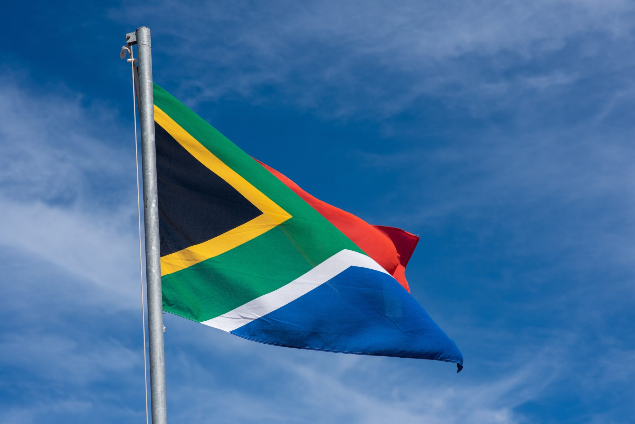bandera sudafricana vuela en el cielo azul