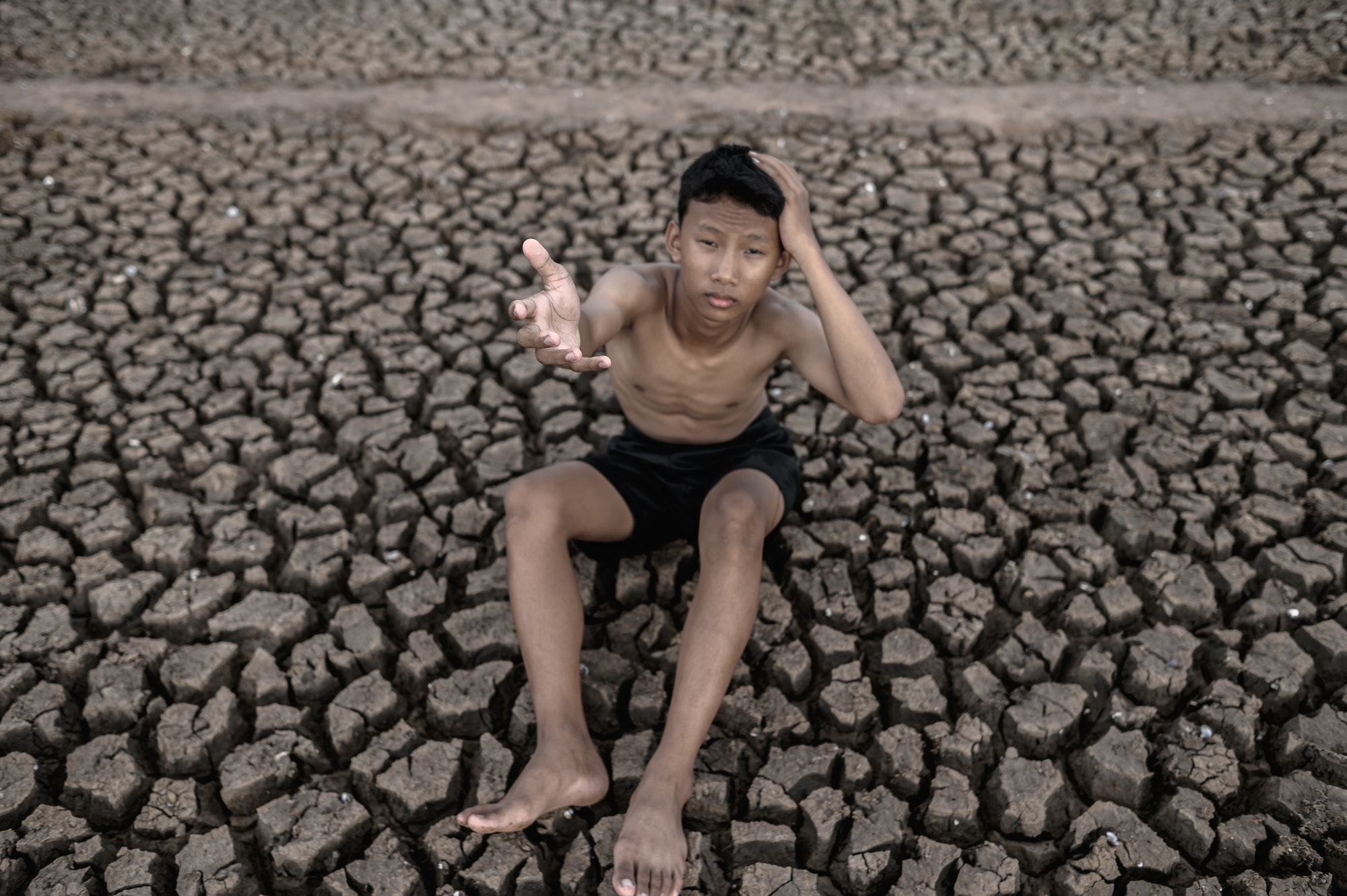 The boy on dry ground,Global warming and water crisis