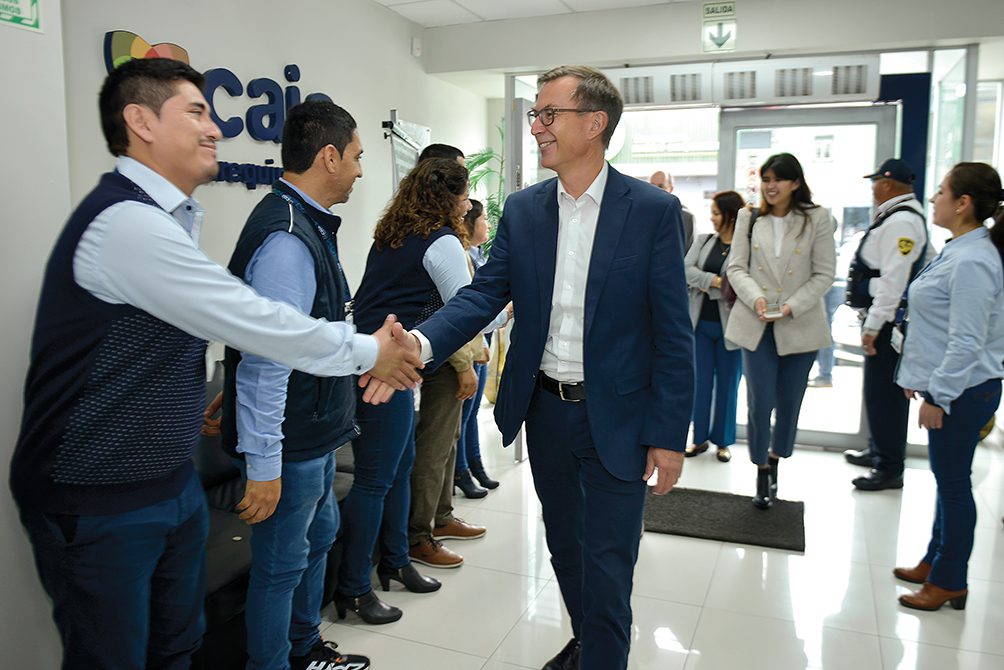 Visita a agencia de Caja Arequipa en Surquillo.