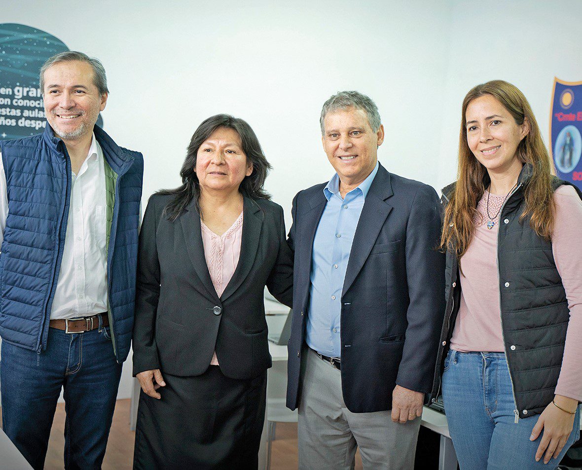 Carlos Castillo - Gerente de Marketing, Comunicaciones y ESG NTT DATA Perú; María Elena Hatachi - Directora Institución Educativa N°5156 “Elías Aguirre Romero”; Javier Hoyle - CEO NTT DATA Perú; Ursula Chávez - Líder de Sostenibilidad NTT DATA Perú