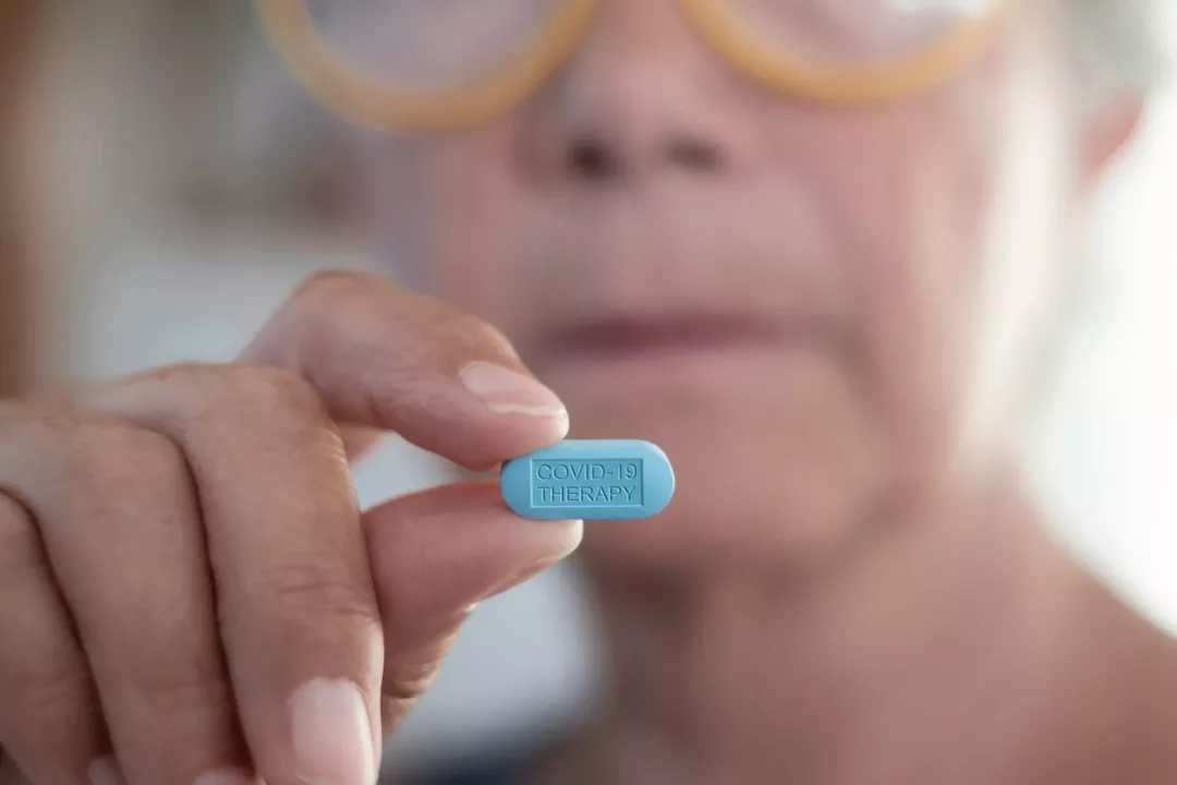 Female doctor holding the pill tablet for the fight against covid-19 coronavirus