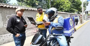 Delivery: Indecopi da luz verde a Miraflores para continuar empadronando a repartidores en moto