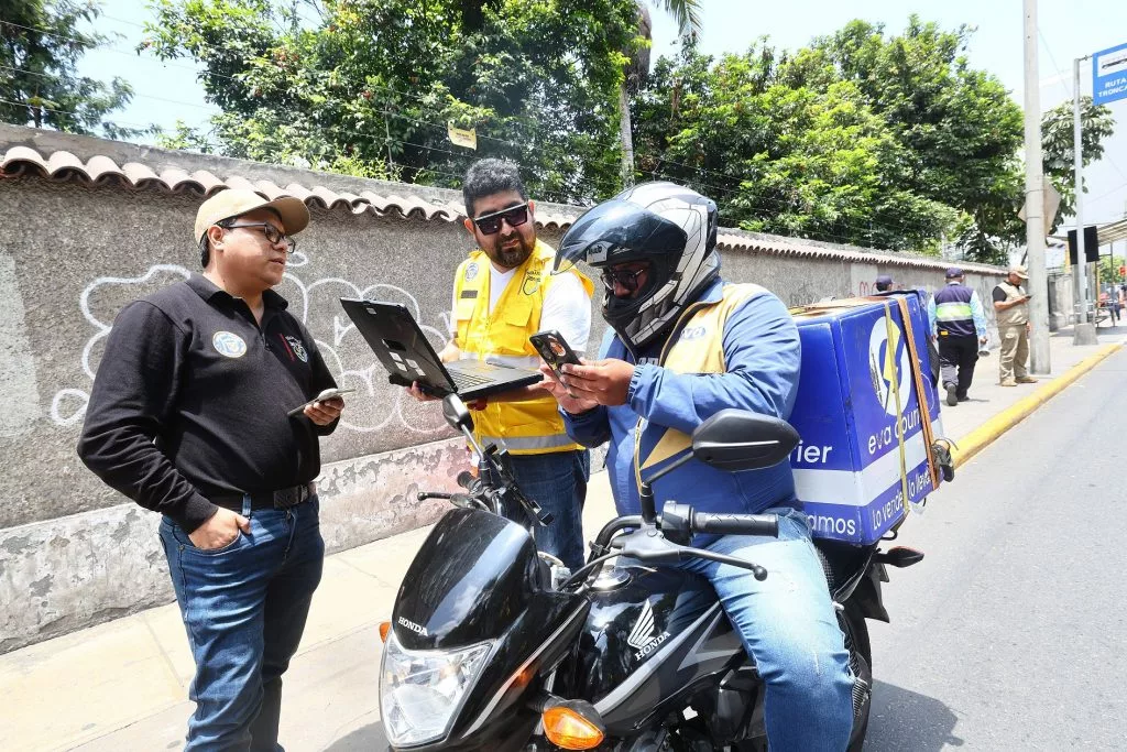 Delivery: Indecopi da luz verde a Miraflores para continuar empadronando a repartidores en moto