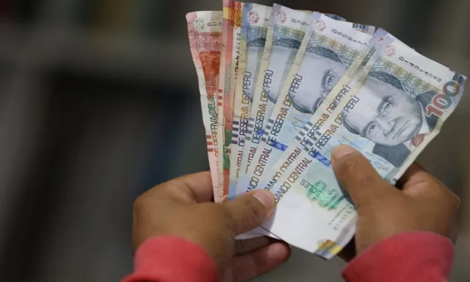 La mitad de las empresas en Perú planean aumentar los salarios durante 2025