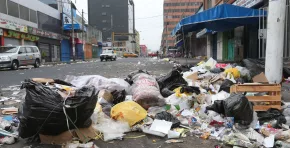 La descomposición de residuos también libera gases como el metano, contribuyendo a la contaminación del aire.