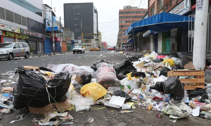 La descomposición de residuos también libera gases como el metano, contribuyendo a la contaminación del aire.