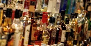 OMS insta a rotular el alcohol con advertencias de riesgo de cáncer