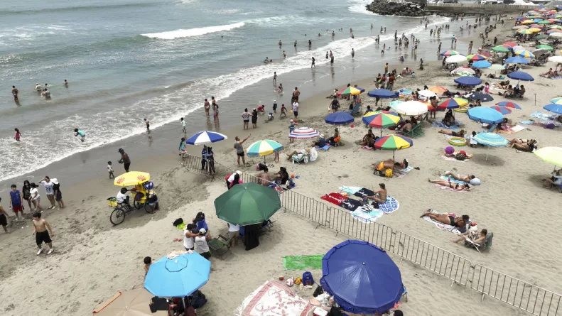 Rejas metálicas han sido colocadas en la frontera entre las playas Sombrillas (Barranco) y Agua Dulce (Chorrillos). Foto: ANDINA/Jhonel Rodríguez Robles