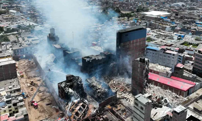 Incendio en Centro de Lima: tardarían hasta el domingo en extinguir llamas