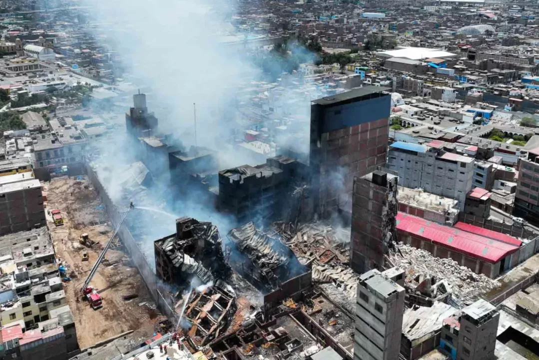 Incendio en Centro de Lima: tardarían hasta el domingo en extinguir llamas