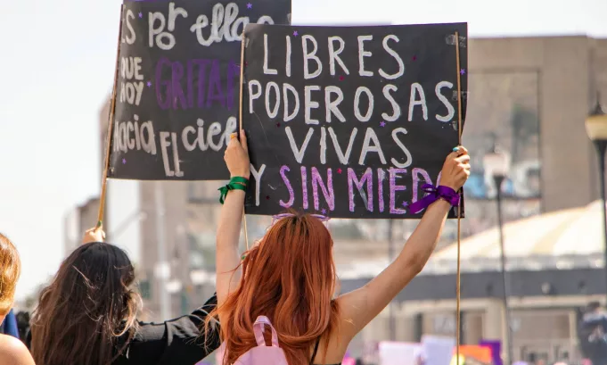 ¿Cómo se vive el feminismo en redes? Estudio revela que en Perú el interés por la igualdad de género cae 28%