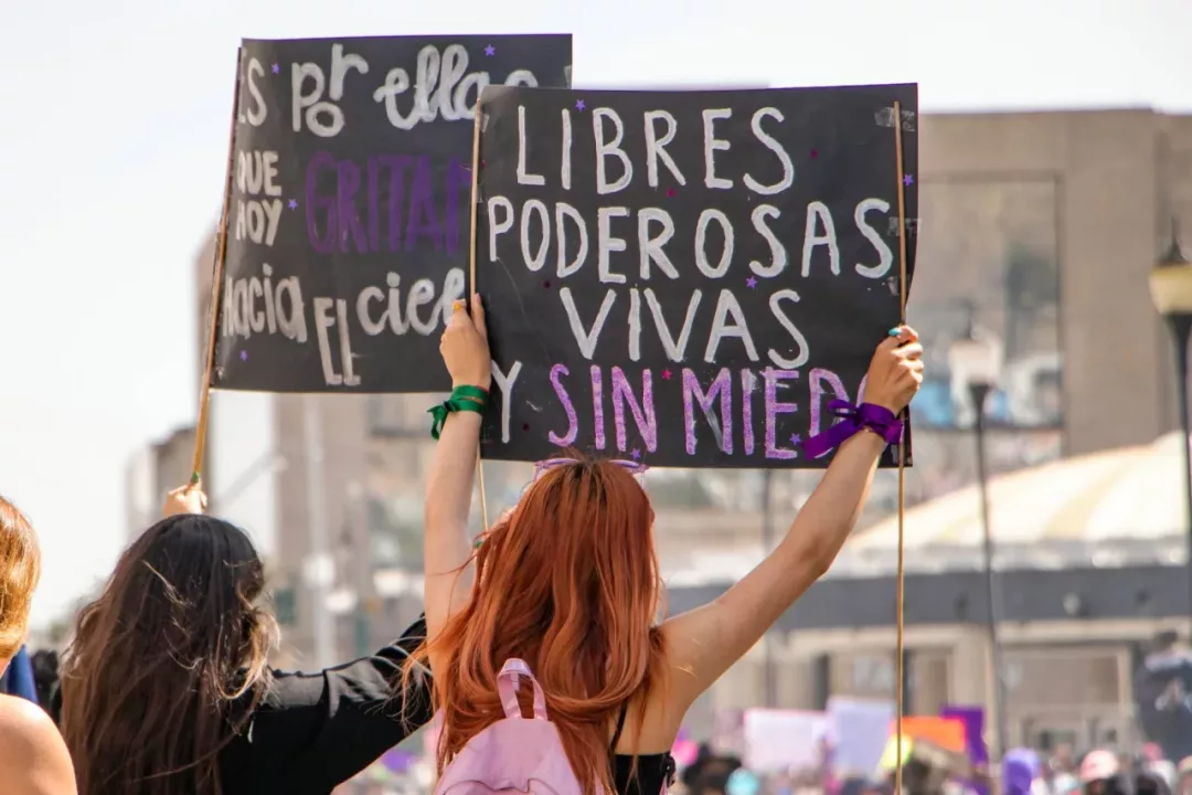 ¿Cómo se vive el feminismo en redes? Estudio revela que en Perú el interés por la igualdad de género cae 28%