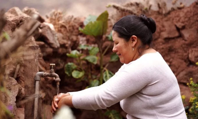 Microfinancieras costearán mejora del acceso al agua de 330.000 peruanos vía créditos