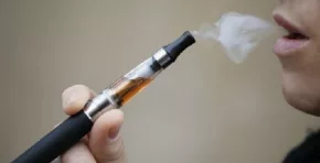 Aumenta el consumo de alcohol y cigarrillos electrónicos entre escolares peruanos, con mayor impacto en adolescentes mujeres