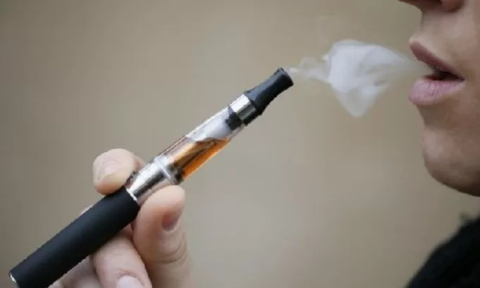 Aumenta el consumo de alcohol y cigarrillos electrónicos entre escolares peruanos, con mayor impacto en adolescentes mujeres