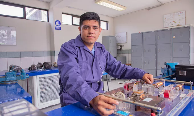 Ante alta demanda laboral, Pronabec lanza beca para estudiar carreras técnicas en más de 80 institutos