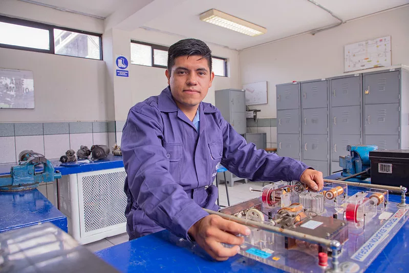 Ante alta demanda laboral, Pronabec lanza beca para estudiar carreras técnicas en más de 80 institutos