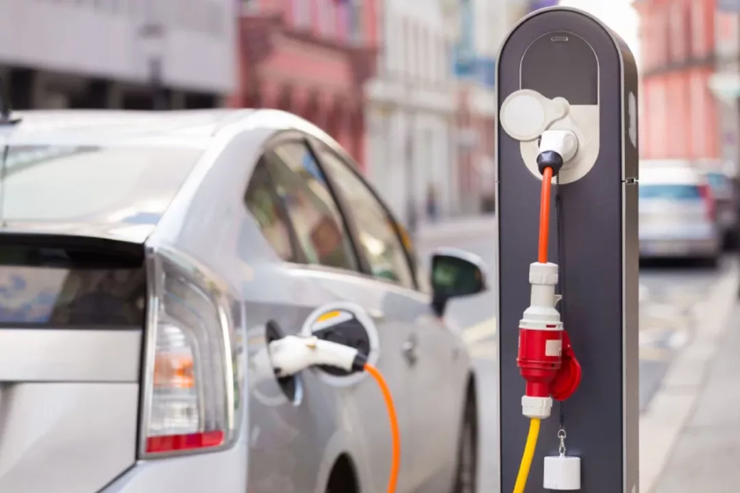 Ventas de vehículos electrificados crecen en Perú y se duplican los eléctricos puros en el primer semestre
