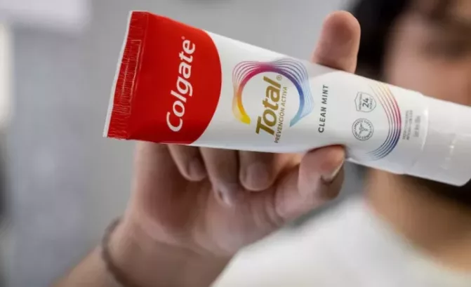 Retiran del mercado peruano más de 3 millones de pastas dentales Colgate ante riesgo de lesiones bucales