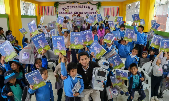 La propuesta busca ampliar el acceso al idioma inglés en comunidades alejadas con apoyo del robot Kipi y su sistema interactivo de enseñanza.