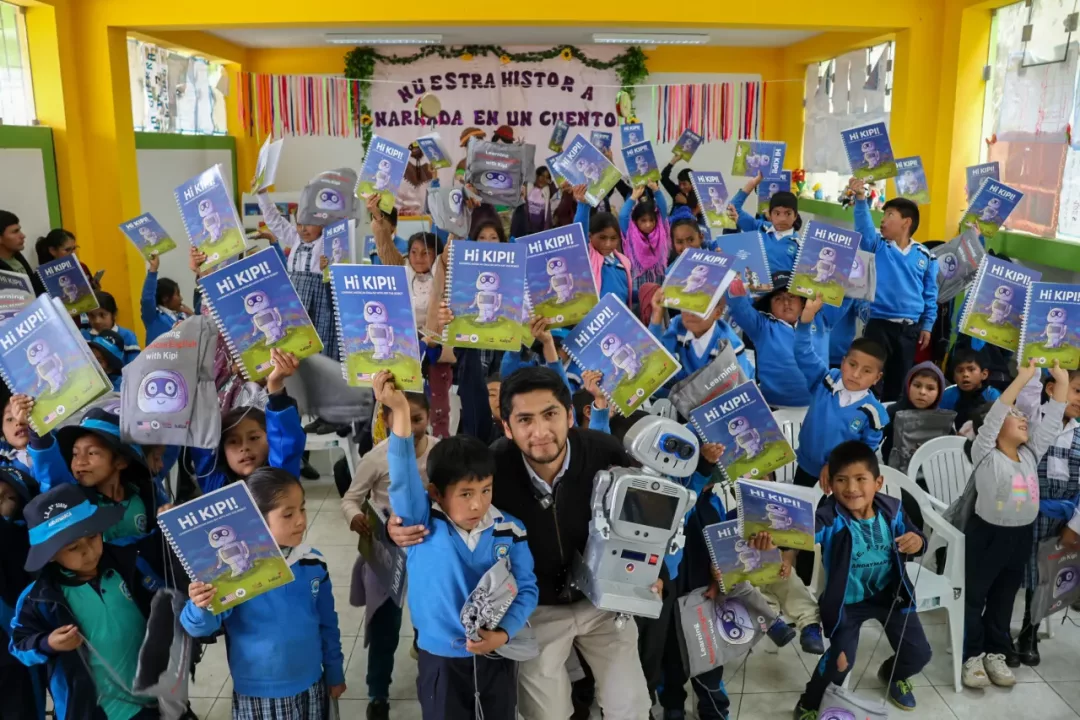 La propuesta busca ampliar el acceso al idioma inglés en comunidades alejadas con apoyo del robot Kipi y su sistema interactivo de enseñanza.