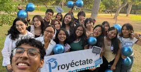 Proyéctate es una organización sin fines de lucro que busca democratizar el acceso a la educación superior con becas.
