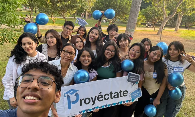 Proyéctate es una organización sin fines de lucro que busca democratizar el acceso a la educación superior con becas.