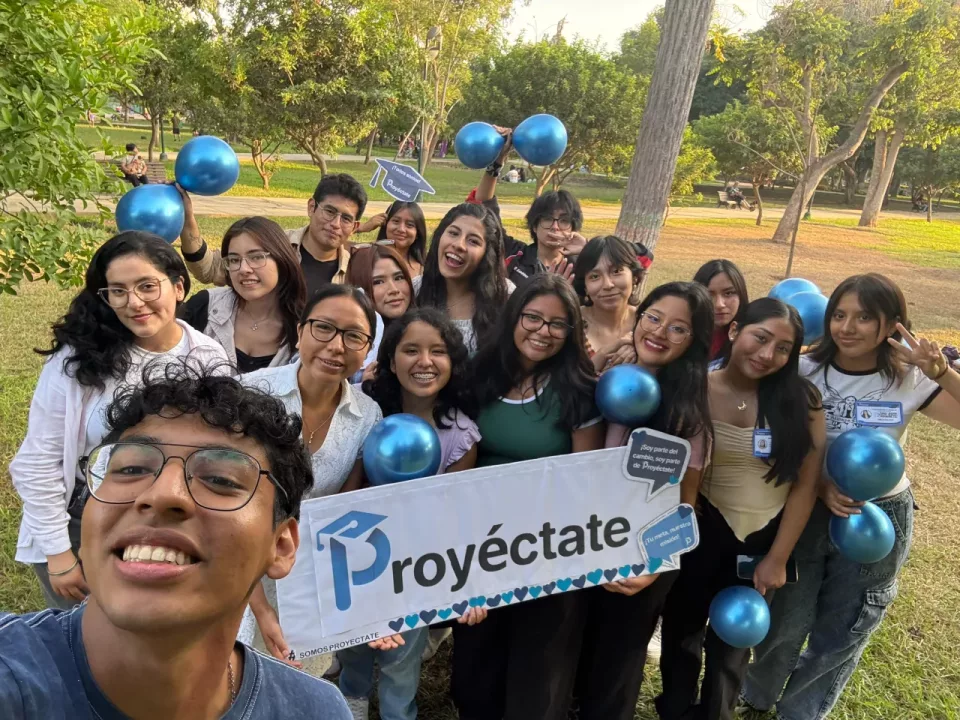 Proyéctate es una organización sin fines de lucro que busca democratizar el acceso a la educación superior con becas.