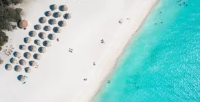 La Promesa Aruba funciona como un pacto simbólico que cada visitante suscribe con la isla.