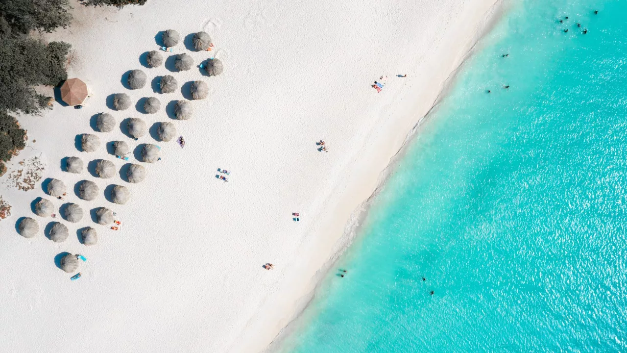 La Promesa Aruba funciona como un pacto simbólico que cada visitante suscribe con la isla.