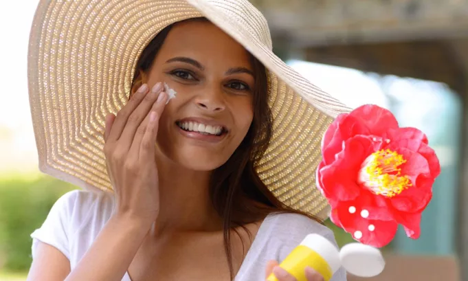 Un equipo de científicos en Singapur desarrolló un innovador bloqueador solar a base de polen de camelia que protege la piel sin afectar los ecosistemas marinos.