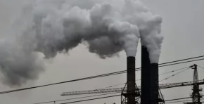 Los expertos advierten que relajar los compromisos ambientales debilitaría la competitividad europea frente a economías que ya apuestan por industrias limpias.