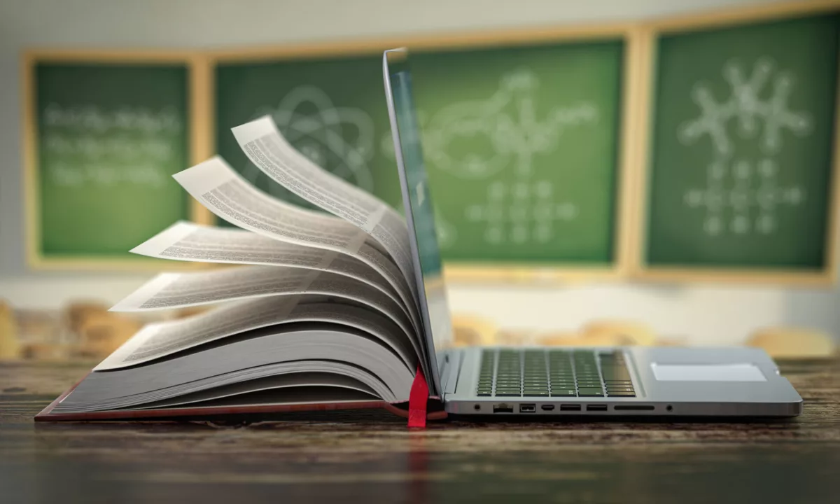 Plataformas como i-ED Educación Digital impulsan programas modulares y certificados que buscan reducir la brecha educativa y fortalecer las competencias tecnológicas de los jóvenes peruanos.