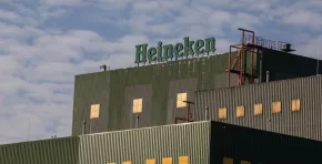 HEINEKEN presentó EverGreen 2030, una nueva estrategia que combina crecimiento rentable, transformación digital y metas ambientales ambiciosas para fortalecer su liderazgo en la industria cervecera mundial.