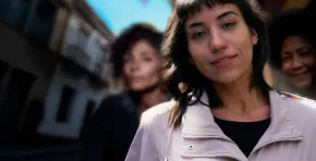 La campaña de Avon explica cuáles son los cinco tipos de violencia contra la mujer más comunes, por qué muchas víctimas no los reconocen y qué acciones recomiendan especialistas para identificarlos y prevenirlos.