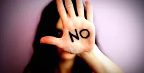 Perú enfrenta un grave retroceso en la lucha contra la violencia de género pese a la caída de feminicidios. Expertas alertan sobre riesgos y piden acciones urgentes.