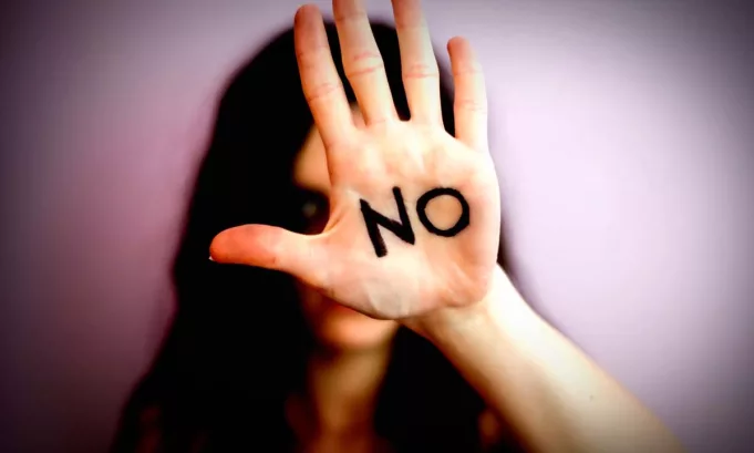 Perú enfrenta un grave retroceso en la lucha contra la violencia de género pese a la caída de feminicidios. Expertas alertan sobre riesgos y piden acciones urgentes.