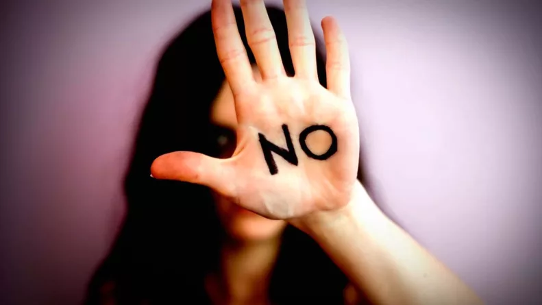 Perú enfrenta un grave retroceso en la lucha contra la violencia de género pese a la caída de feminicidios. Expertas alertan sobre riesgos y piden acciones urgentes.