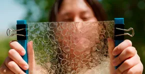 Su innovación, basada en residuos pesqueros y pensada para una economía circular, se suma a proyectos que buscan reducir la huella del cemento y hacer más limpia la extracción de litio, marcando un camino hacia materiales realmente sostenibles.