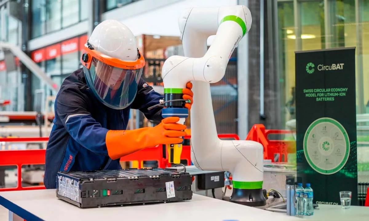 Suiza presenta un sistema robótico que transforma el reciclaje de baterías de autos eléctricos, automatizando su desmontaje, recuperando materiales valiosos y potenciando la economía circular. Conoce los avances clave del proyecto CircuBAT.