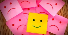 Psicólogos advierten que el positivismo puede generar estrés crónico, ansiedad y un mayor deterioro de la salud mental.