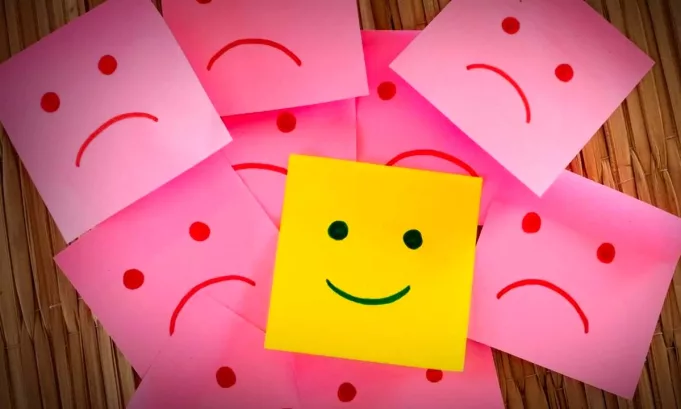 Psicólogos advierten que el positivismo puede generar estrés crónico, ansiedad y un mayor deterioro de la salud mental.