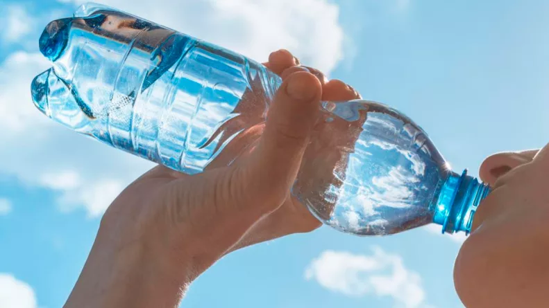 Investigaciones lideradas por la Universidad Concordia revelan que beber agua en botellas plásticas puede exponer a las personas a decenas de miles de microplásticos adicionales al año, reabriendo el debate sobre los riesgos del plástico en la vida cotidiana.