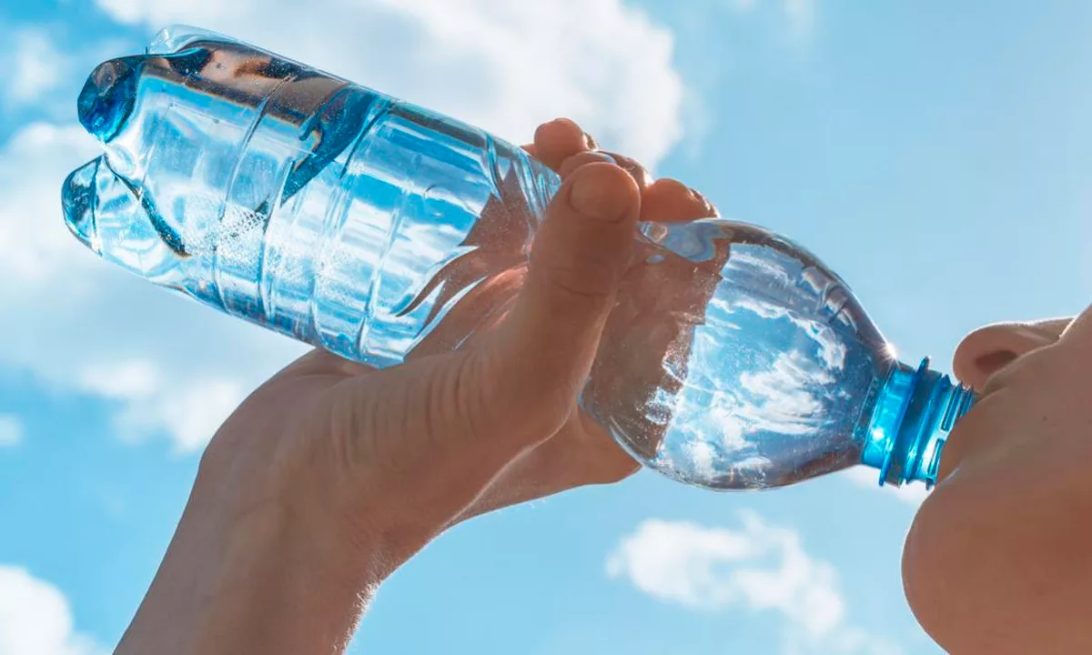 Investigaciones lideradas por la Universidad Concordia revelan que beber agua en botellas plásticas puede exponer a las personas a decenas de miles de microplásticos adicionales al año, reabriendo el debate sobre los riesgos del plástico en la vida cotidiana.
