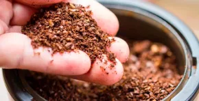 Investigadores en Inglaterra transforman posos de café en filtros sostenibles que reducen la contaminación del agua y abren nuevas alternativas accesibles para el tratamiento hídrico.