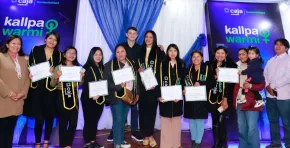 Caja Arequipa finalizó la edición 2025 de Kallpa Warmi, un programa de empoderamiento económico que impulsa el liderazgo de mujeres emprendedoras en cuatro ciudades del Perú mediante educación financiera, innovación y apoyo a emprendimientos sostenibles.