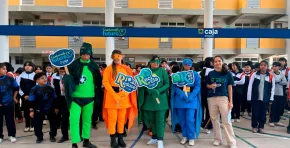 La iniciativa se desarrolló durante todo el año en instituciones educativas de ambas ciudades, con 23 capacitaciones enfocadas en reciclaje, hábitos responsables, toma de decisiones y mejora de espacios escolares mediante Design Thinking.