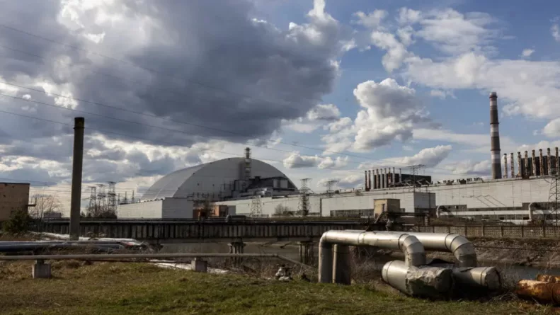 Inspectores internacionales confirmaron daños graves en el escudo protector construido para evitar fugas tras el desastre de 1986 en Chernóbil.