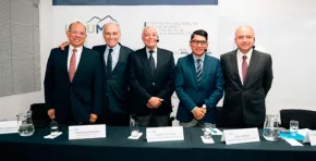 Especialistas del Perú y Chile expusieron modelos exitosos de apoyo a la pequeña minería, destacando el rol que jugaron el Banco Minero del Perú y el ENAMI en la formalización, el financiamiento y la mejora de la productividad del sector.