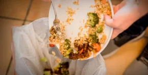 En Navidad y Año Nuevo, el desperdicio de alimentos aumenta hasta 40 % en países como México y Argentina, según organizaciones sociales. El descarte masivo de comida agrava la inseguridad alimentaria y genera fuertes impactos económicos y ambientales.